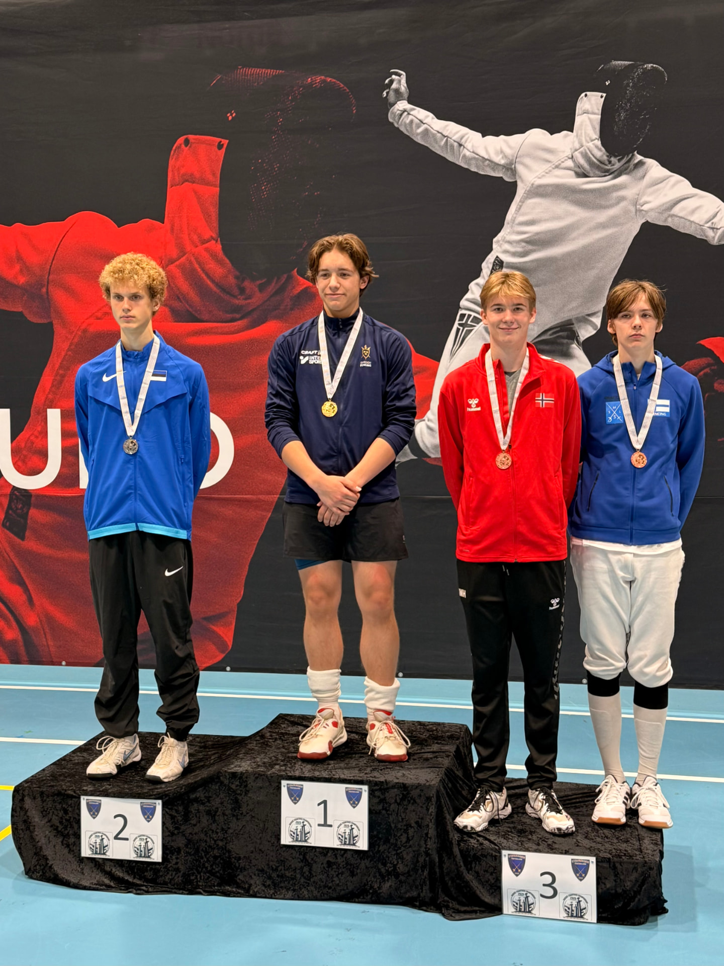 Medaljevinnerne i U17 på seierspallen under Nordisk Mesterskap, med Alexander i rød jakke på tredjeplass